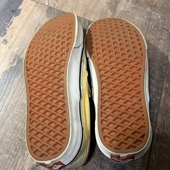 (8) Women’s Vans Checkered Pale Yellow & White Slip On Sneakers - Picture 5 of 10
